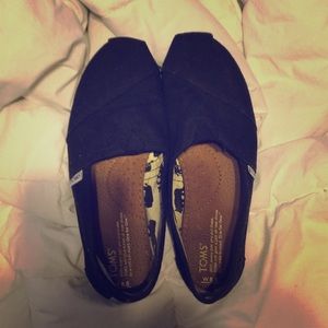 Black TOMS
